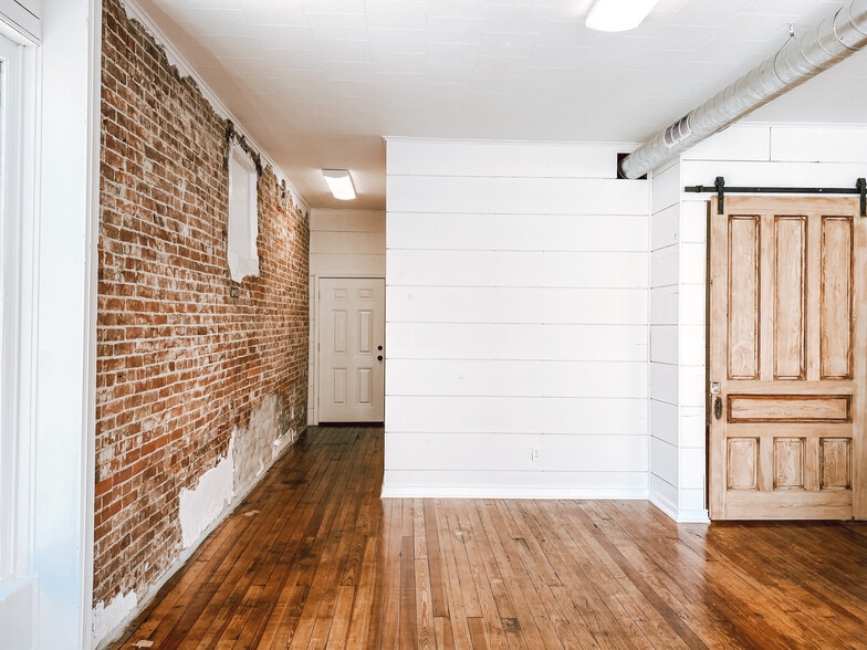 200 W Main St, Staunton, IL for lease - Building Photo - Image 2 of 6