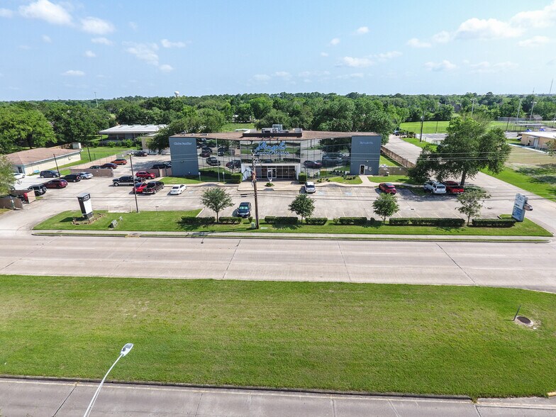 722 Fairmont Pky, Pasadena, TX à louer - Photo du bâtiment - Image 3 de 32