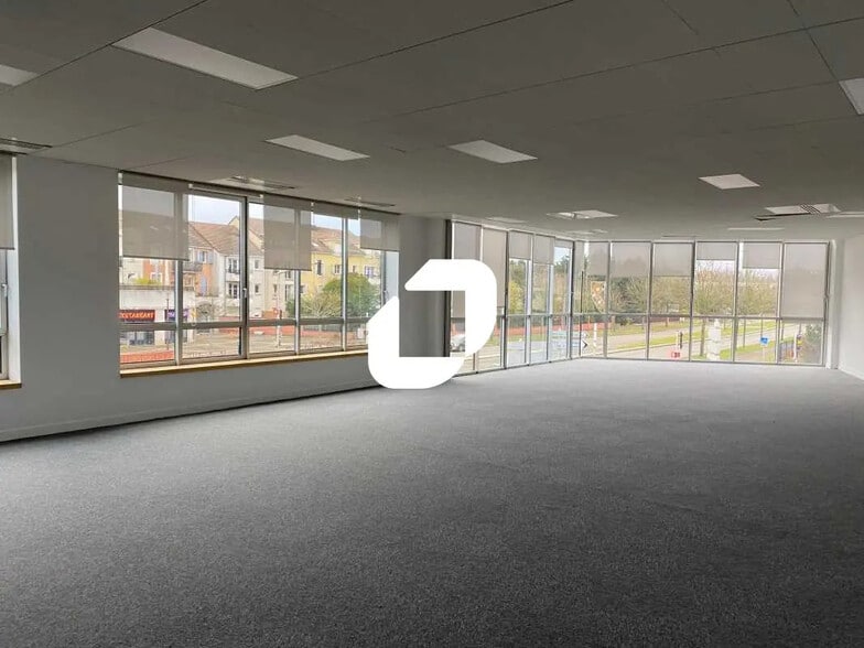 Bureau dans Voisins-le-Bretonneux à louer - Photo intérieure - Image 3 de 29