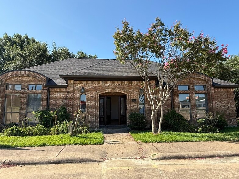 304 Harwood Rd, Bedford, TX for lease - Building Photo - Image 1 of 23