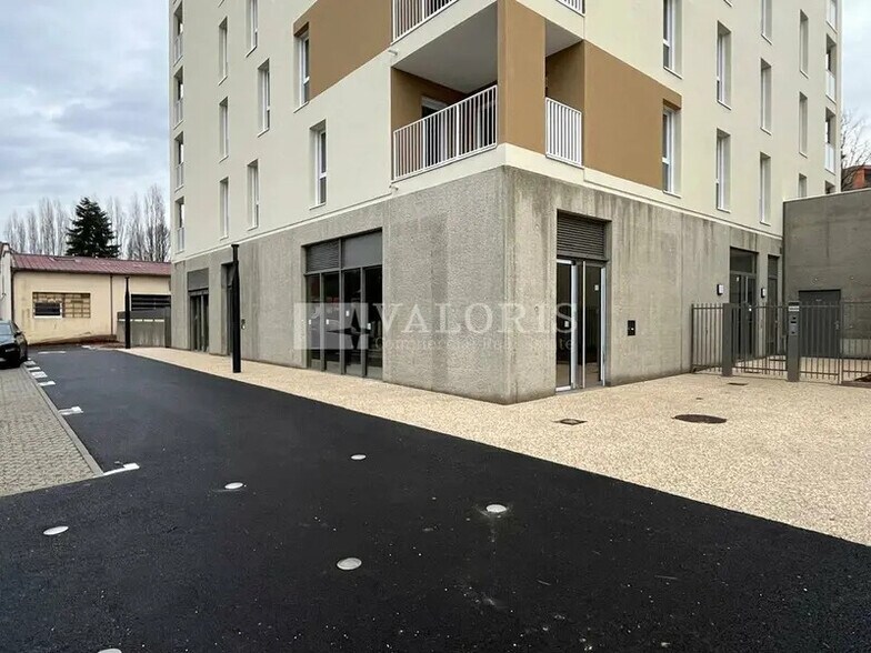 Retail in Gleizé for lease - Building Photo - Image 3 of 17