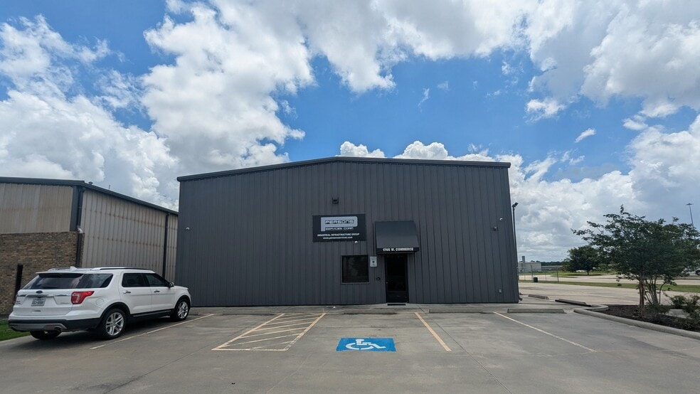 1765 W Commerce Pky, Beaumont, TX for lease - Building Photo - Image 2 of 25