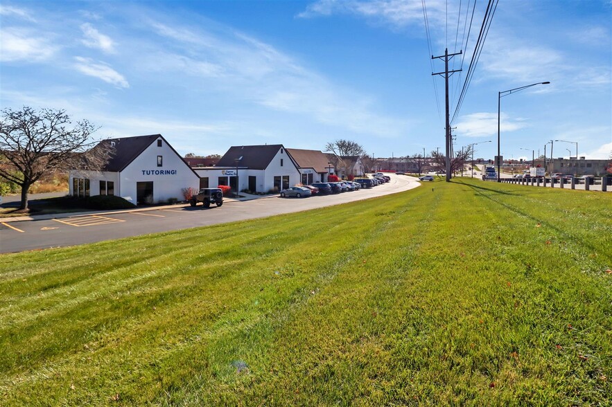 2020 Dean St, St Charles, IL à vendre - Photo du bâtiment - Image 2 de 18