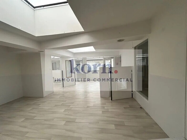 Retail in Saint-Cloud for lease - Interior Photo - Image 2 of 6