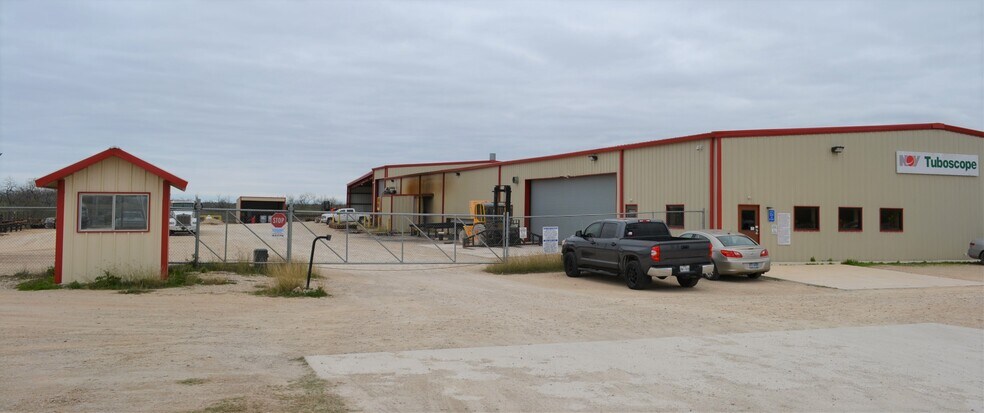 4612 CR 430, Pleasanton, TX à louer - Photo du bâtiment - Image 3 de 11