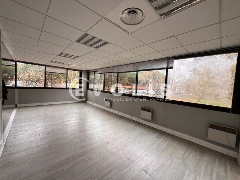 Office in Mérignac for lease - Interior Photo - Image 2 of 6