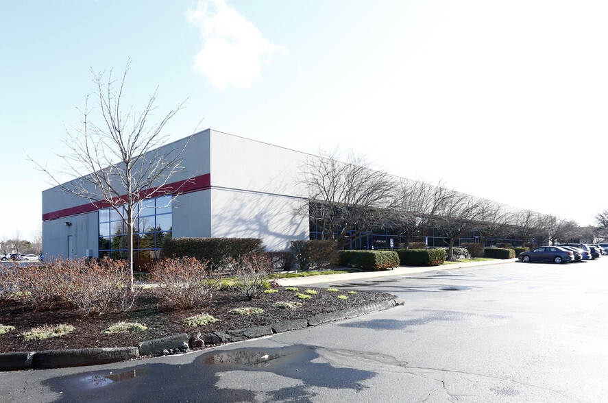 1724 Indian Wood Cir, Maumee, OH for lease - Building Photo - Image 2 of 9