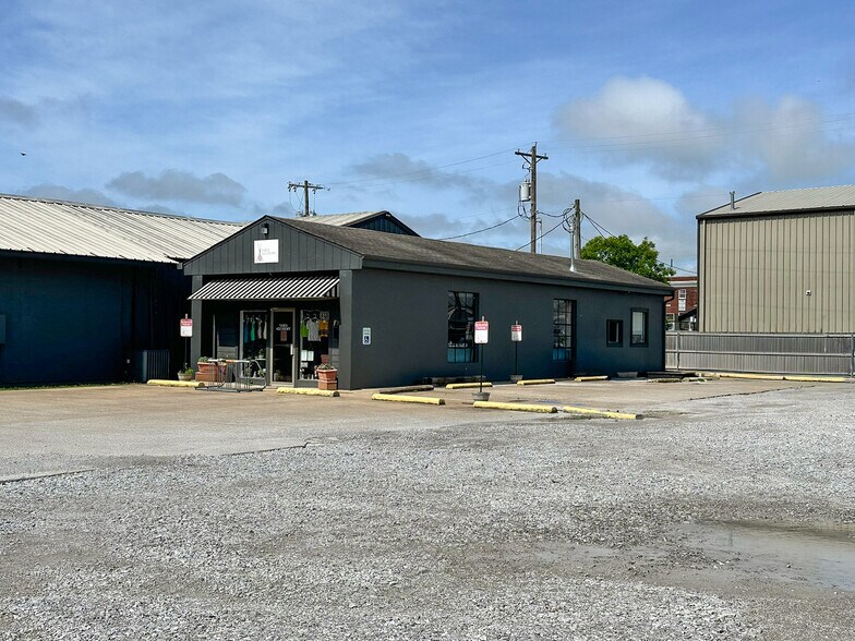 704 S Main St, Bentonville, AR à louer - Photo du bâtiment - Image 1 de 7