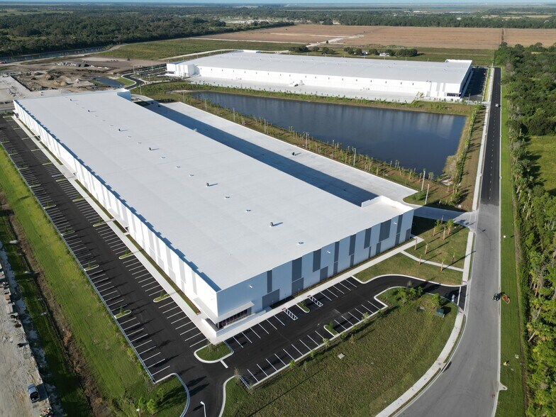 2000 SW Kanner Hwy, Stuart, FL à louer - Photo du bâtiment - Image 2 de 12