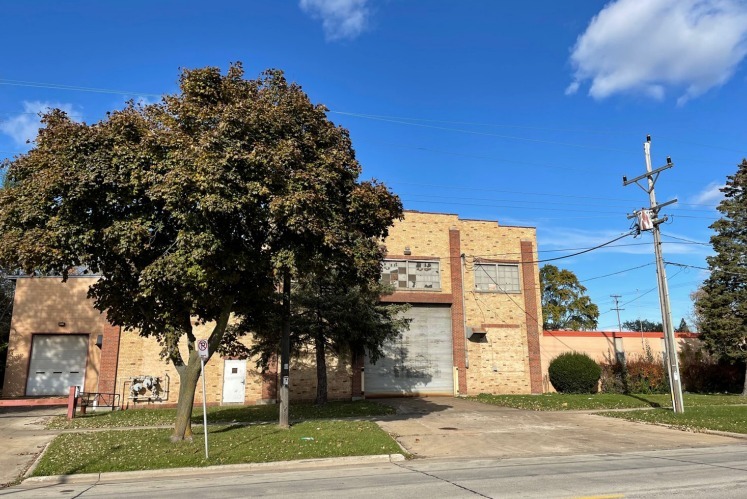 4330 W Green Tree Rd, Milwaukee, WI for sale - Building Photo - Image 1 of 1