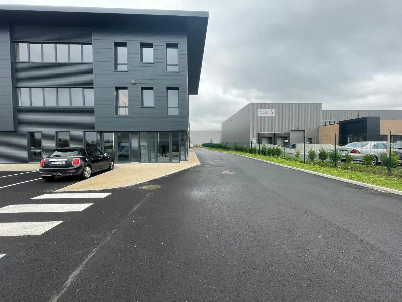 Bureau dans Tigery à louer Photo du bâtiment- Image 1 de 19