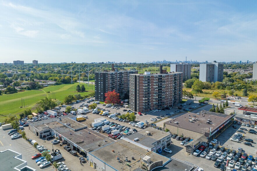 1385 Midland Ave, Toronto, ON à vendre - Photo du bâtiment - Image 2 de 4