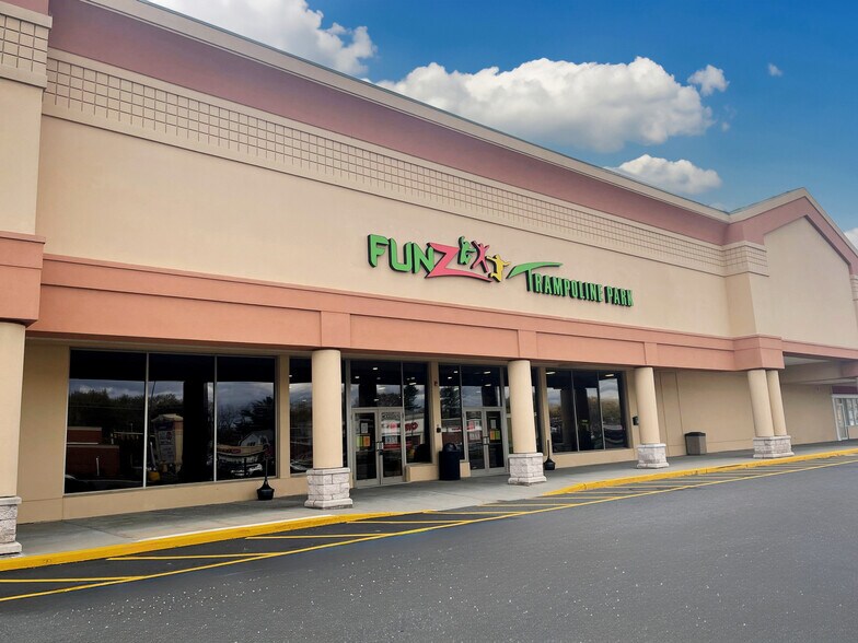 415-475 E Main St, Westfield, MA à louer - Photo du bâtiment - Image 3 de 9