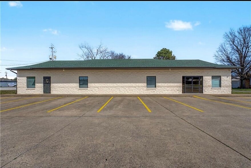 800 Highland Ave, Springdale, AR for lease - Building Photo - Image 2 of 7