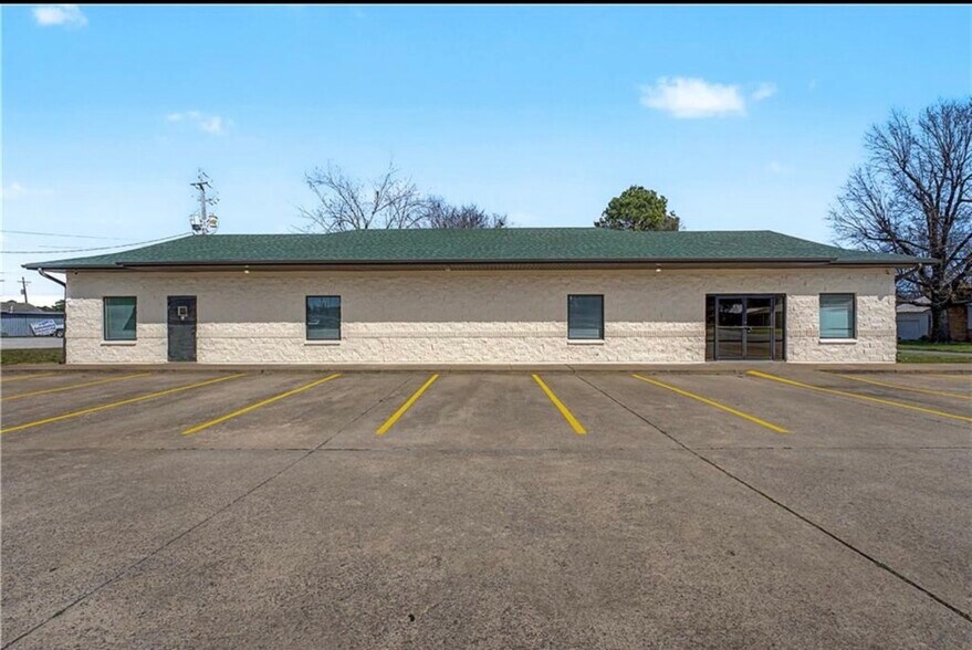 800 Highland Ave, Springdale, AR à louer - Photo du bâtiment - Image 2 de 7