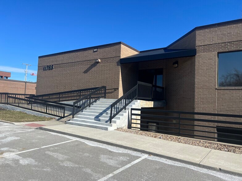 11755 W 112th St, Overland Park, KS for lease - Primary Photo - Image 1 of 1