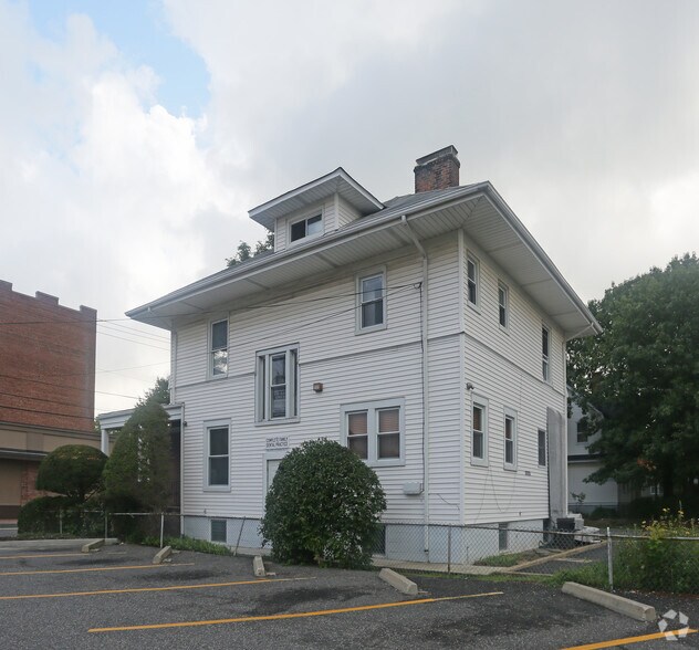 330 Winthrop St, Westbury, NY à louer - Photo du bâtiment - Image 2 de 20