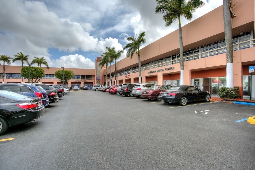 9600 SW 8th St, Miami, FL à louer - Photo principale - Image 2 de 8