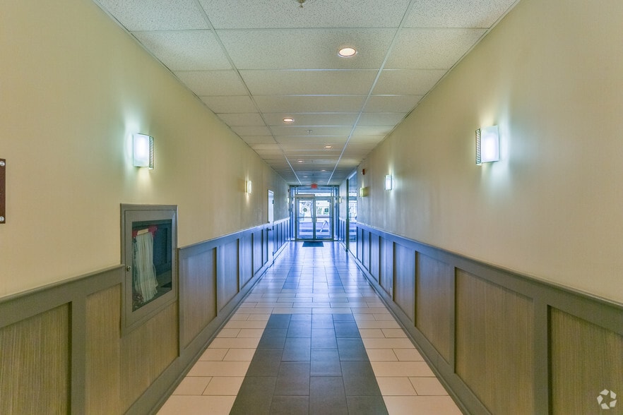 2500 4th St SW, Calgary, AB à louer - Hall d’entrée - Image 2 de 6