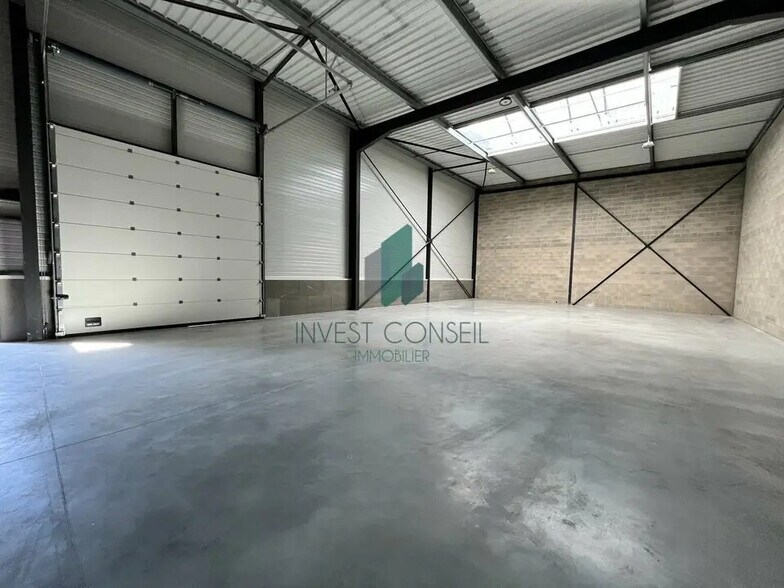 Flex dans Champagne-sur-Oise à louer - Photo du bâtiment - Image 3 de 6