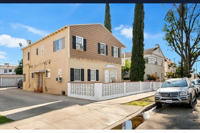 More details for 116 S Kings Rd, Los Angeles, CA - Multifamily for Sale
