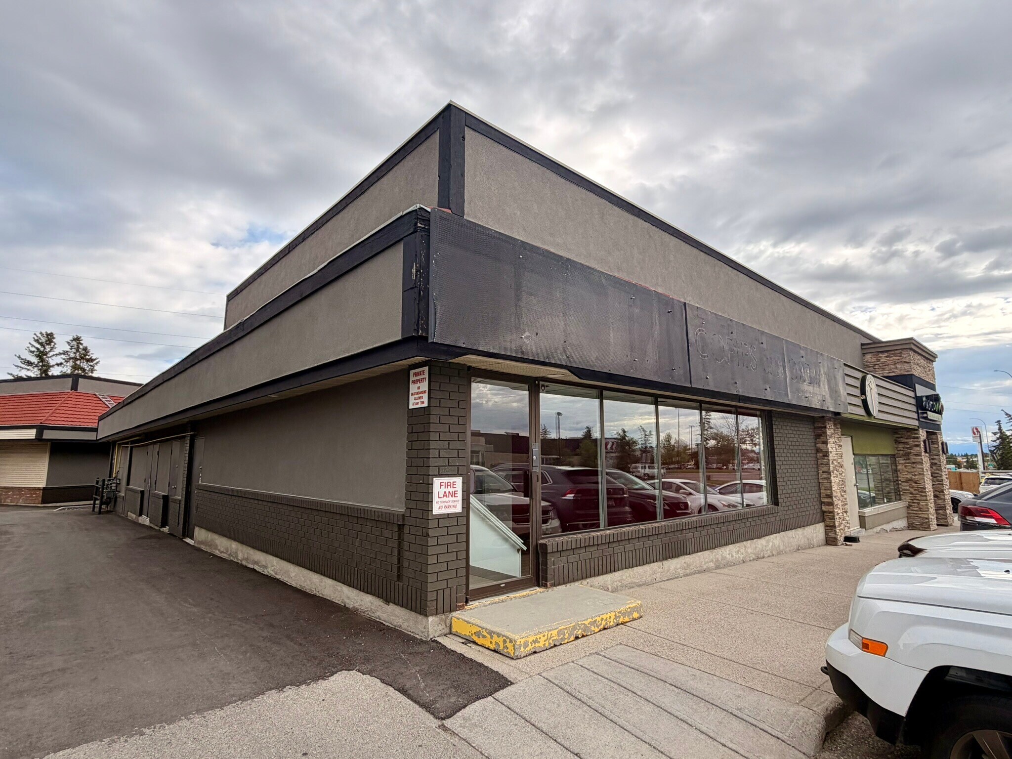 20 Crowfoot Cres NW, Calgary, AB à louer Photo du bâtiment- Image 1 de 6