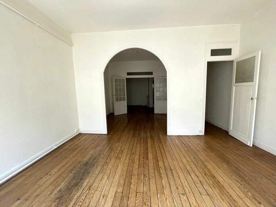 Office in Bordeaux for sale Interior Photo- Image 1 of 11