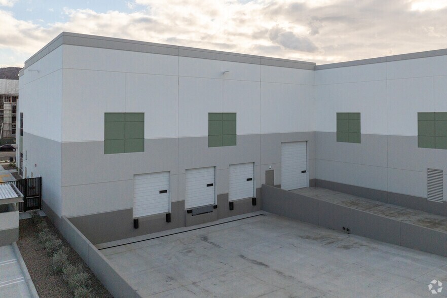 16726 Slover Ave, Fontana, CA à louer - Photo du bâtiment - Image 3 de 7