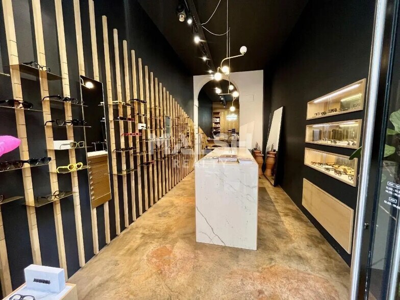 Retail in Lyon for lease - Interior Photo - Image 2 of 2