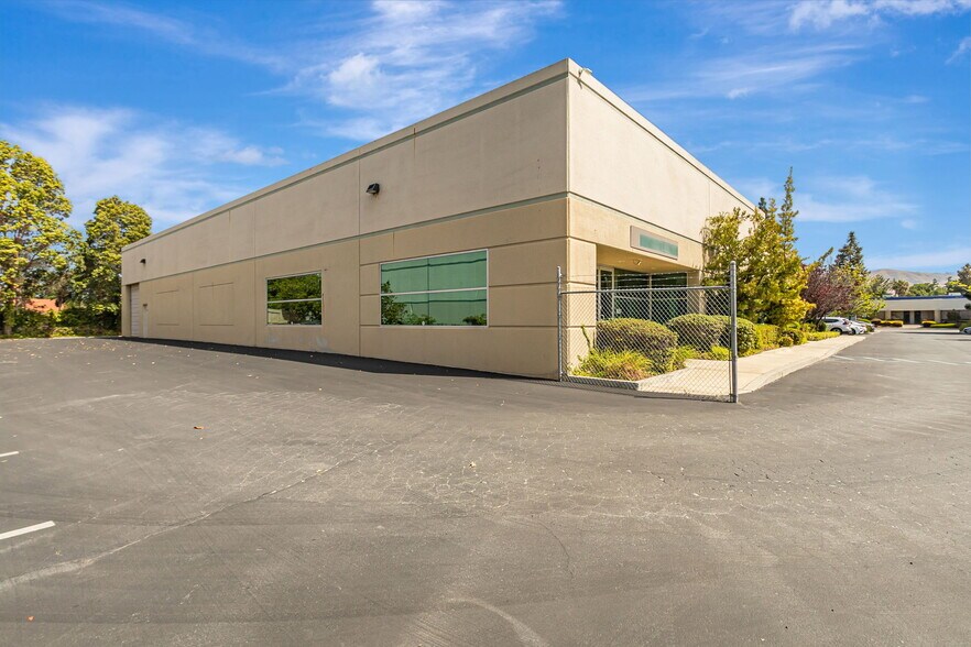 633-651 Giguere Ct, San Jose, CA à louer - Photo du bâtiment - Image 3 de 10