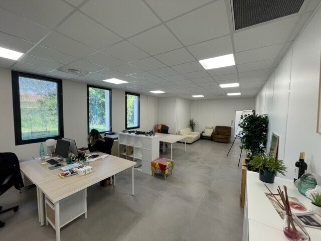 Retail in Eysines for lease - Interior Photo - Image 2 of 3