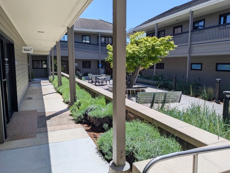 1667 Dominican Way, Santa Cruz, CA à louer - Photo du bâtiment - Image 3 de 9