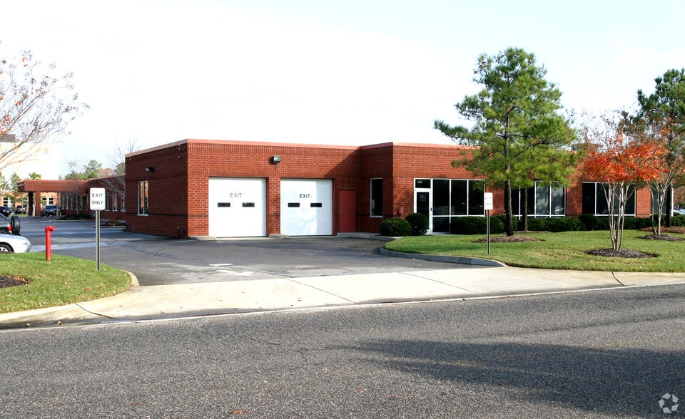 629 Phoenix Dr, Virginia Beach, VA for lease - Building Photo - Image 3 of 9
