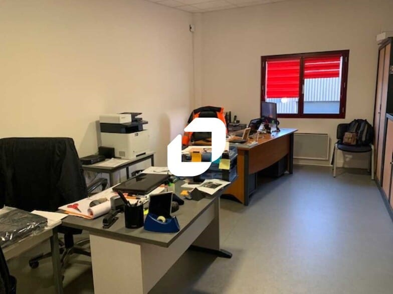 Flex in Ennery for lease - Interior Photo - Image 2 of 5