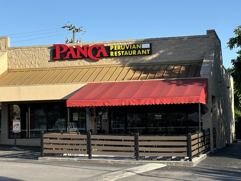 The Shoppes at Plaza Mariachi portfolio of 2 properties for sale on LoopNet.ca - Building Photo - Image 3 of 9