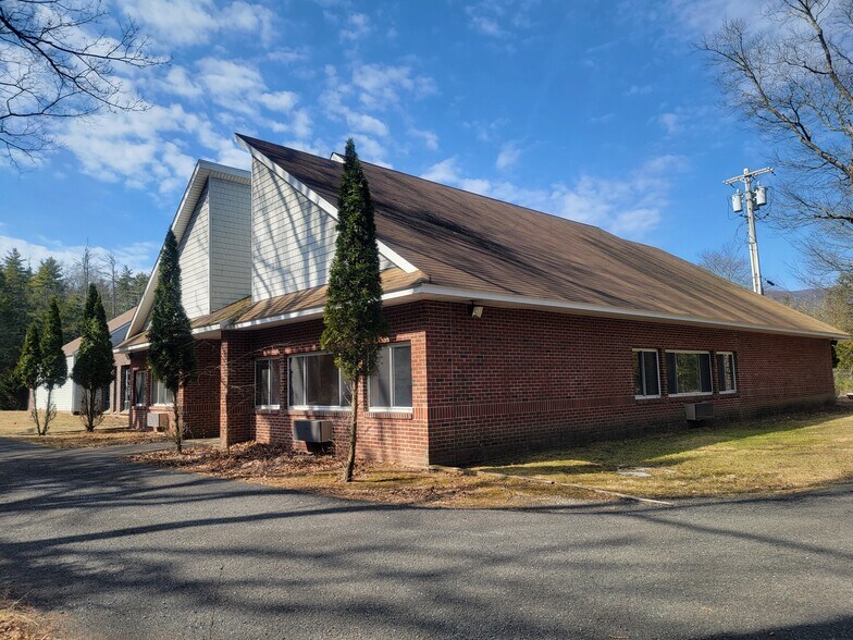 915-917 NY-212 Hwy, Saugerties, NY à vendre - Photo du bâtiment - Image 2 de 6