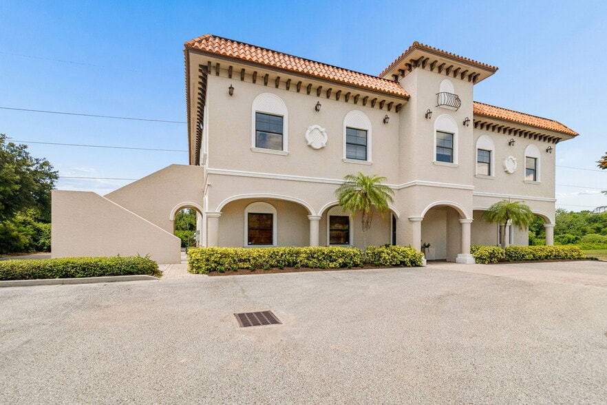 6730 W Linebaugh Ave, Tampa, FL à vendre - Photo du bâtiment - Image 2 de 27