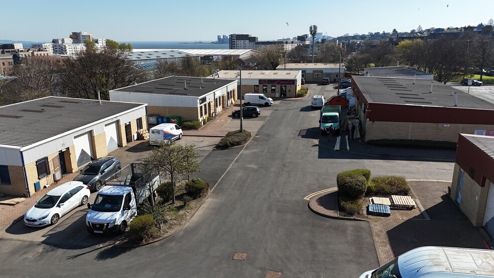 1-3 New Broompark, Edinburgh à louer - Photo du bâtiment - Image 2 de 3