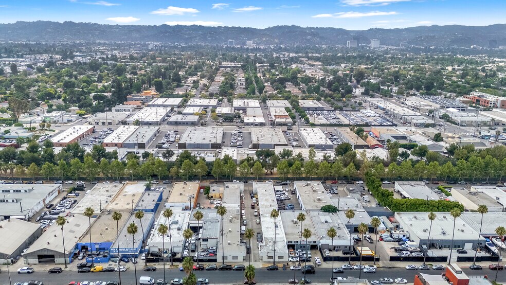 14754 Calvert St, Van Nuys, CA à louer - Photo du bâtiment - Image 3 de 5