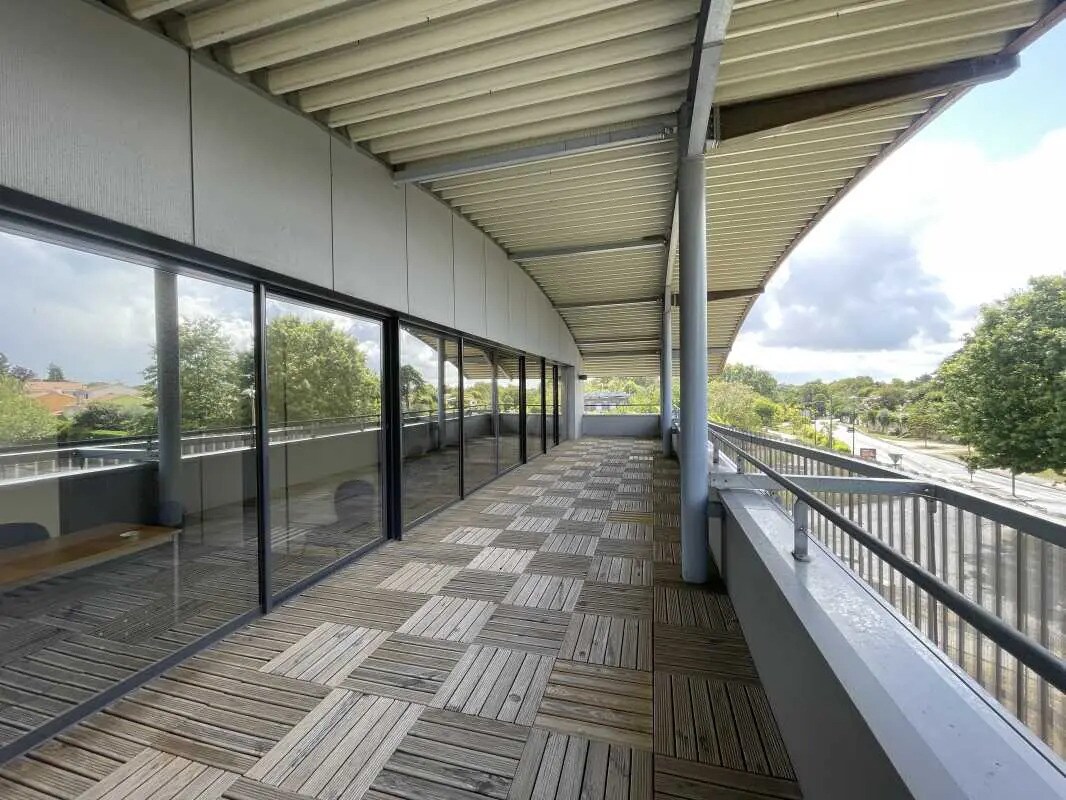 Office in Floirac for lease Building Photo- Image 1 of 8