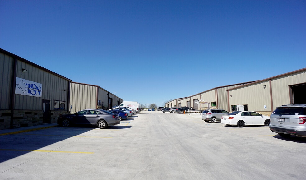 600 Lemens Ave, Hutto, TX for lease - Building Photo - Image 3 of 3