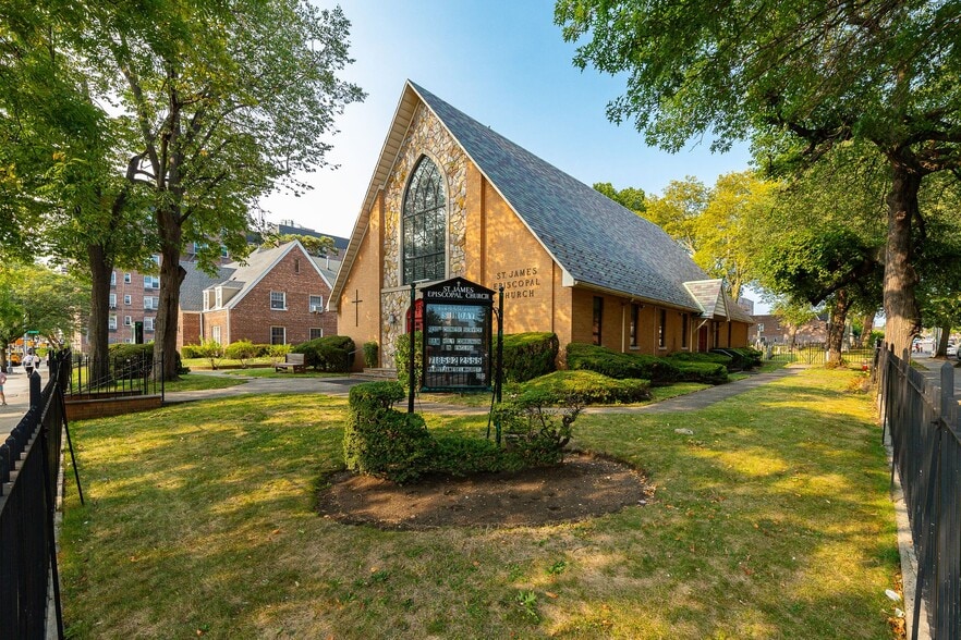 8407 Broadway, Elmhurst, NY à vendre - Photo du bâtiment - Image 3 de 5