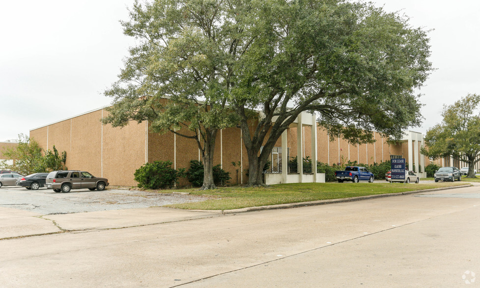 6827 Wynnwood Dr, Houston, TX for lease - Primary Photo - Image 1 of 5