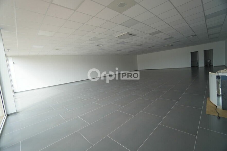 Retail in Marsannay La Cote for lease - Interior Photo - Image 2 of 4