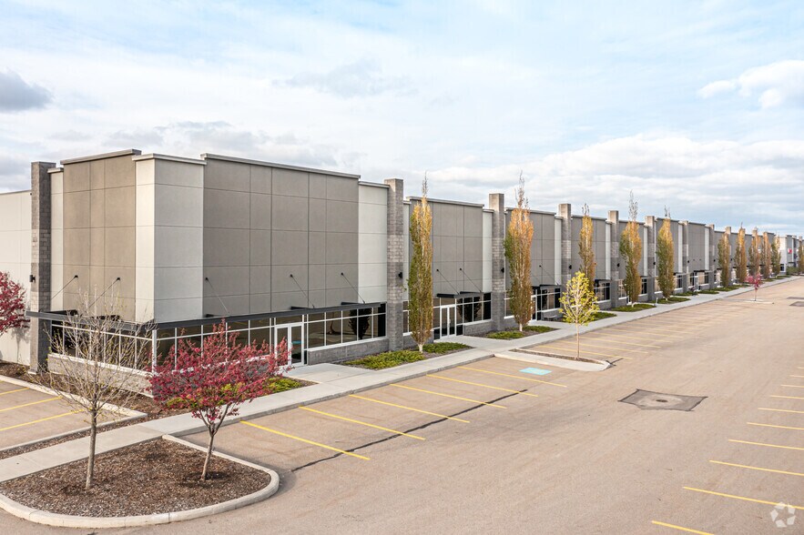 4004-4124 51 Av NW, Edmonton, AB à louer - Photo principale - Image 1 de 4