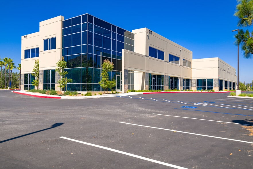 737, 747, 777 Windy Point Drive portfolio of 2 properties for sale on LoopNet.ca - Building Photo - Image 1 of 5