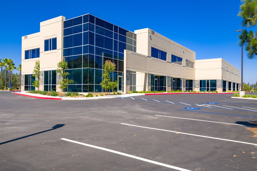 737, 747, 777 Windy Point Drive portfolio of 2 properties for sale on LoopNet.ca Building Photo- Image 1 of 6