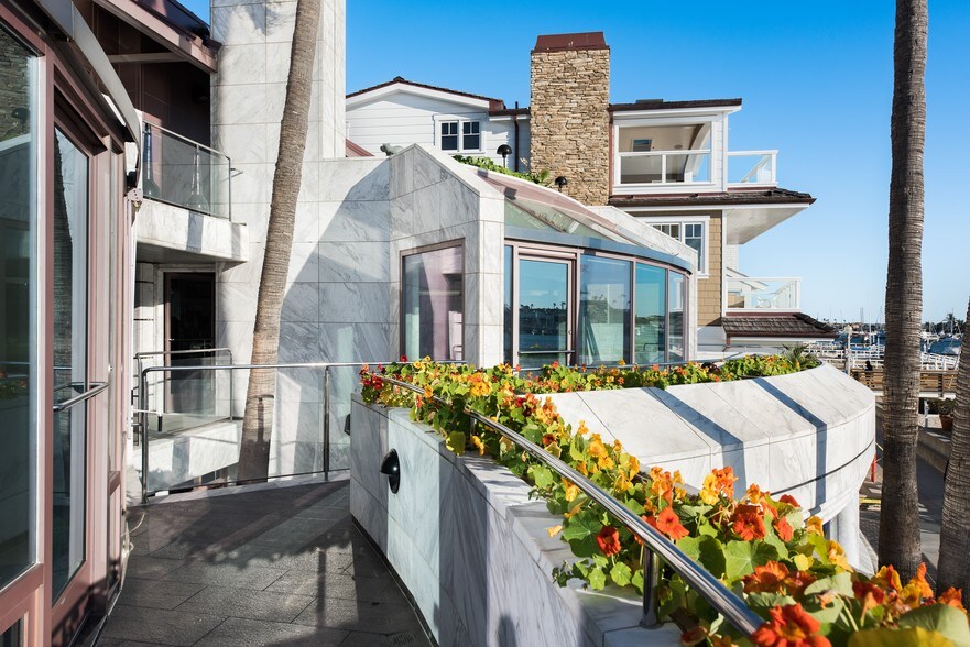 504 S Bay Front, Newport Beach, CA à louer - Photo du bâtiment - Image 3 de 13