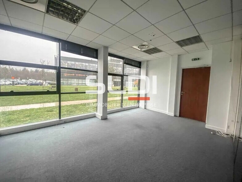 Office in Saint-Priest for lease - Interior Photo - Image 2 of 6