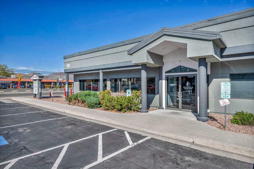 307 W Winnie Ln, Carson City, NV à vendre - Photo du bâtiment - Image 2 de 17